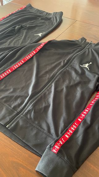 Conjunto chándal Jordan negro y rojo
