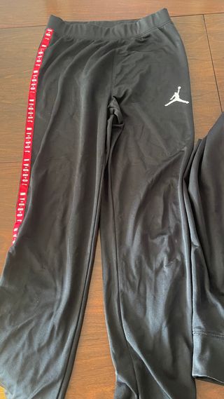 Conjunto chándal Jordan negro y rojo