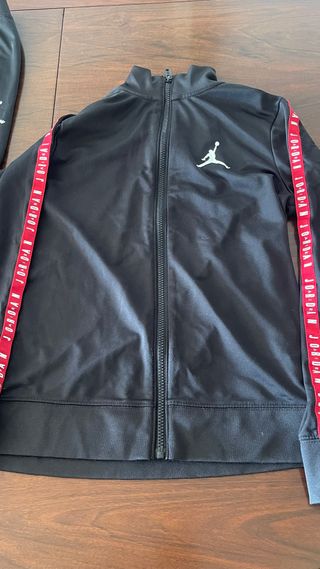 Conjunto chándal Jordan negro y rojo