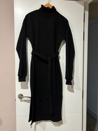 Vestido negro cuello alto con cinturón