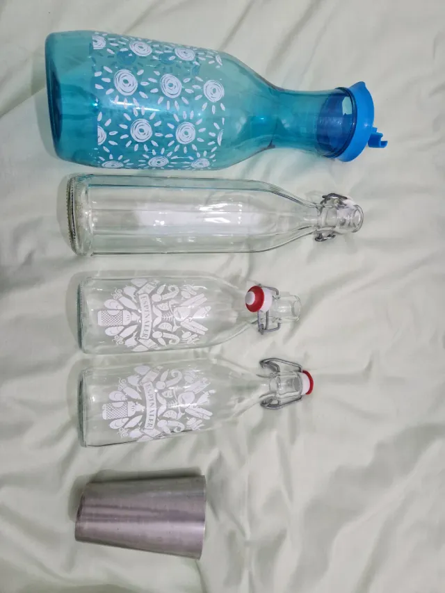 Juego de 4 Botellas de Vidrio y Plástico