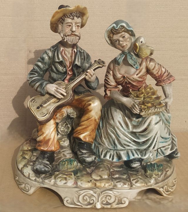 Figura Cerâmica Casal Tocando Violão