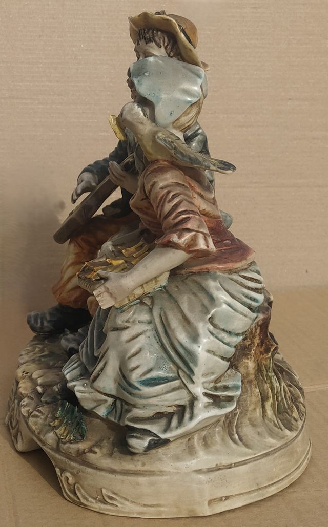 Figura Cerâmica Casal Tocando Violão