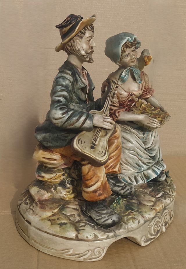 Figura Cerâmica Casal Tocando Violão