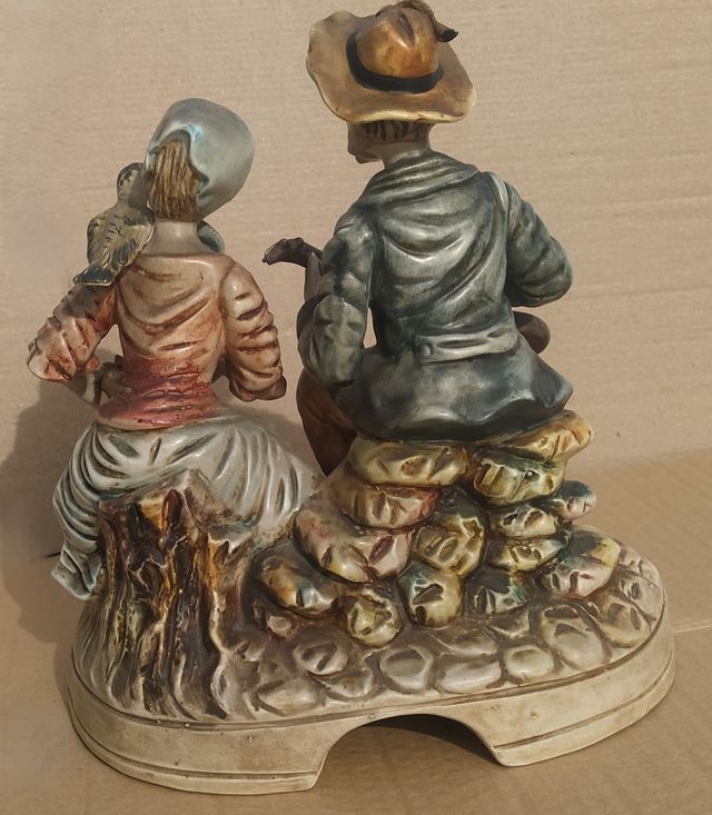 Figura Cerâmica Casal Tocando Violão