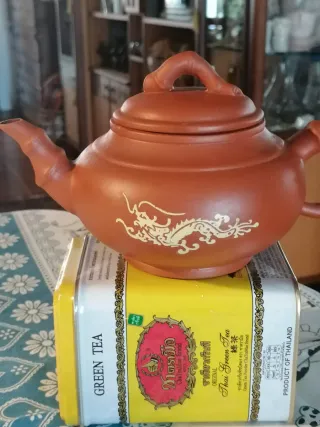 Teiera in coccio + scatola tè verde Thailandia
