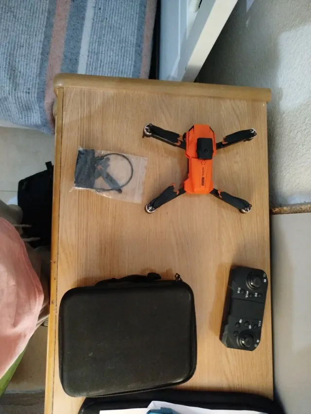 Dron con cámara naranja y negro