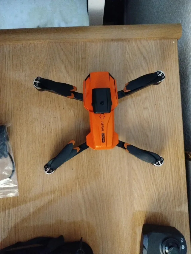 Dron con cámara naranja y negro