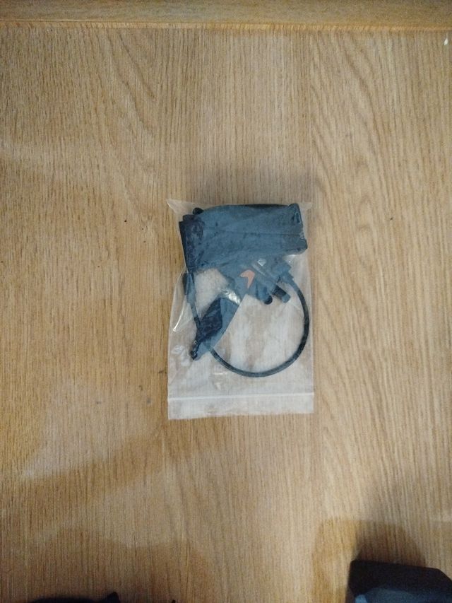 Dron con cámara naranja y negro