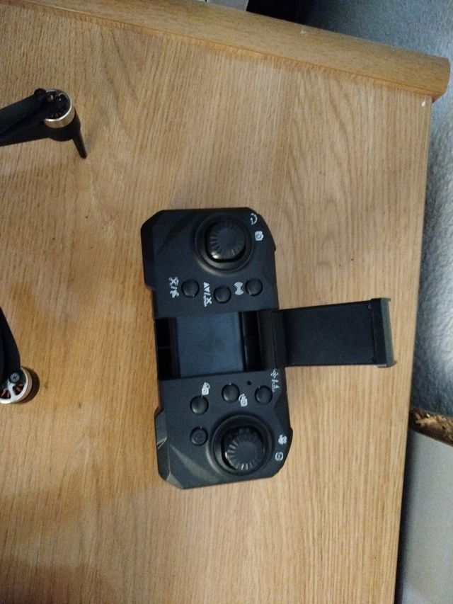 Dron con cámara naranja y negro