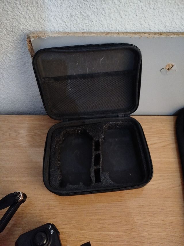 Dron con cámara naranja y negro