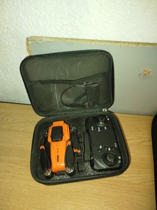 Dron con cámara naranja y negro