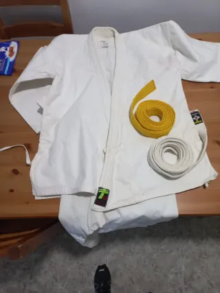 Kimono Karate Blanco con Cinturón Amarillo
