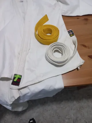 Kimono Karate Blanco con Cinturón Amarillo