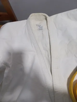 Kimono Karate Blanco con Cinturón Amarillo