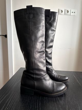 Botas altas de piel negras