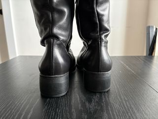 Botas altas de piel negras