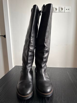 Botas altas de piel negras
