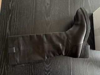 Botas altas de piel negras