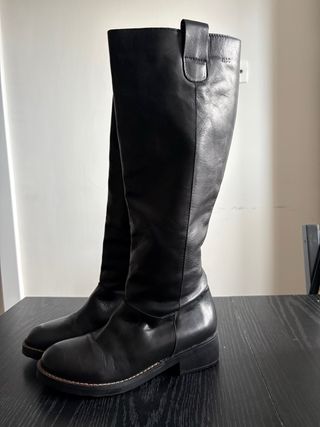 Botas altas de piel negras