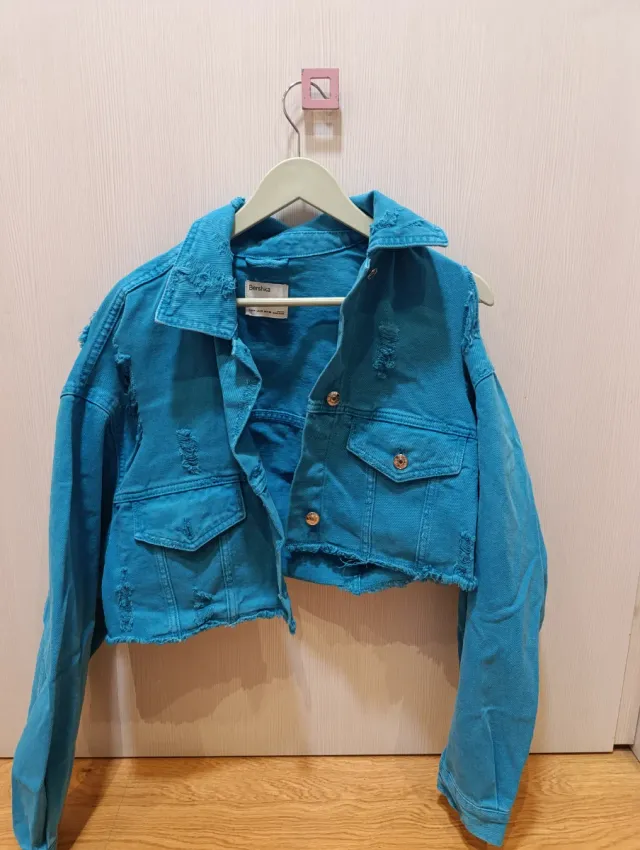 Chaqueta vaquera Bershka azul.