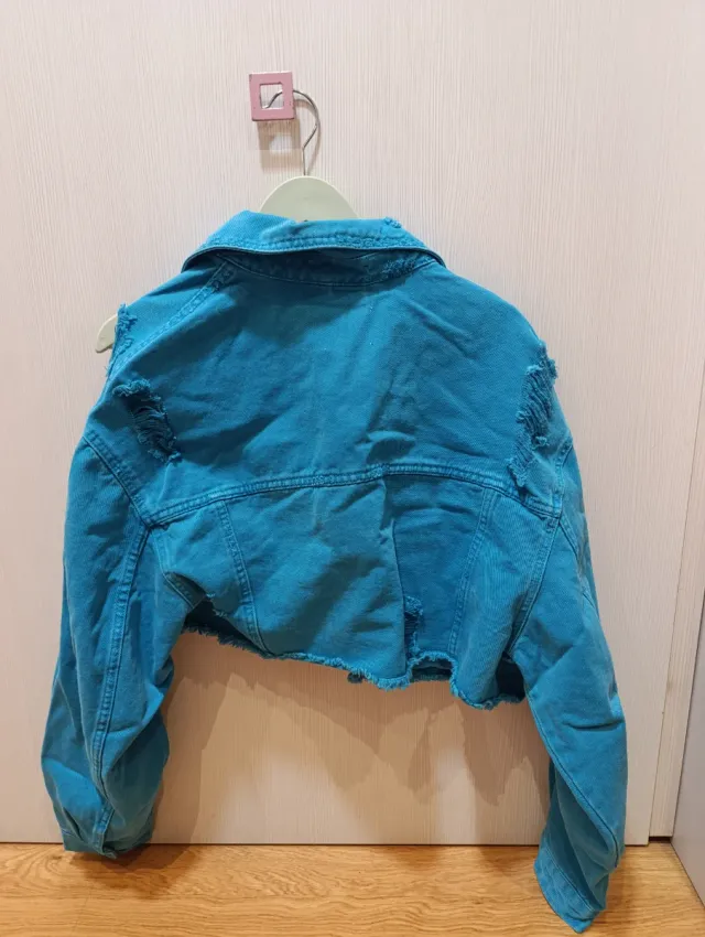 Chaqueta vaquera Bershka azul.