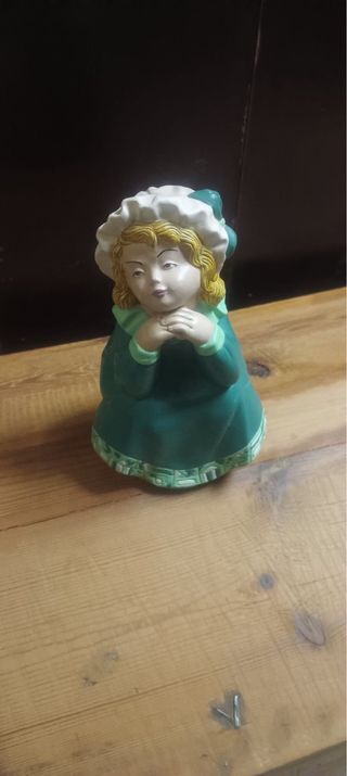Adorno cerámica niña verde y blanco