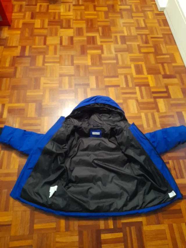 Chaqueta azul con capucha