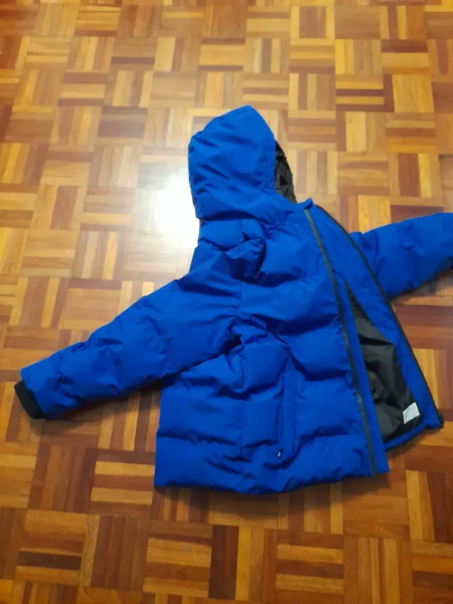 Chaqueta azul con capucha