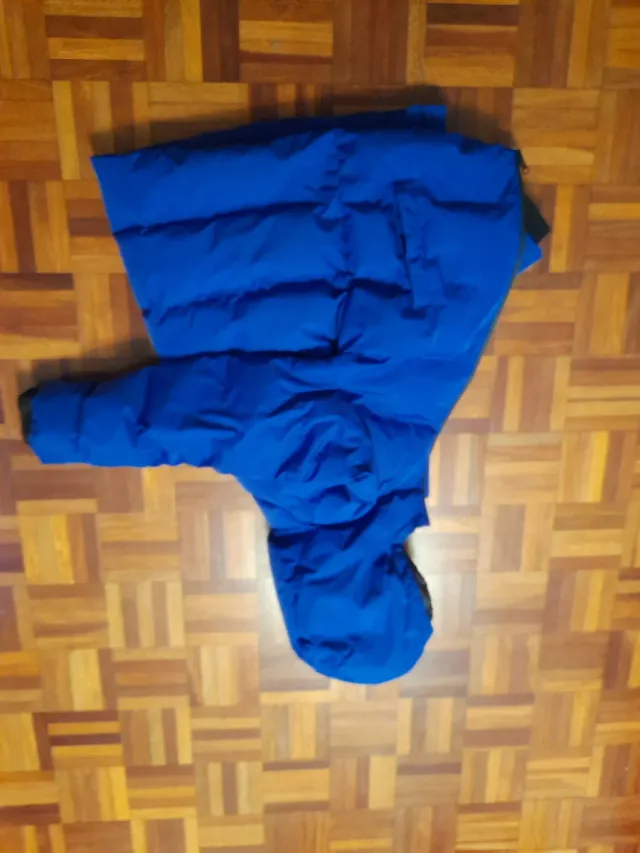 Chaqueta azul con capucha