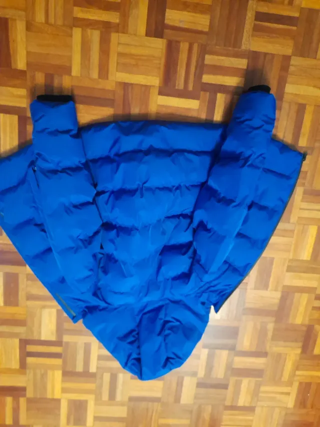 Chaqueta azul con capucha