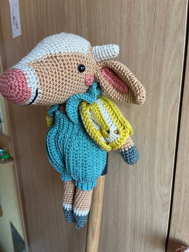 Amigurumi  de vaca hecho a mano a crochet