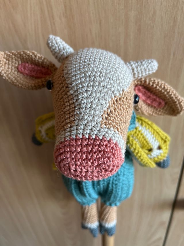 Amigurumi  de vaca hecho a mano a crochet