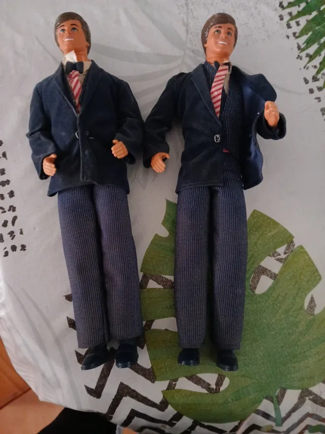 2 Muñecos Ken Colección Traje Completo