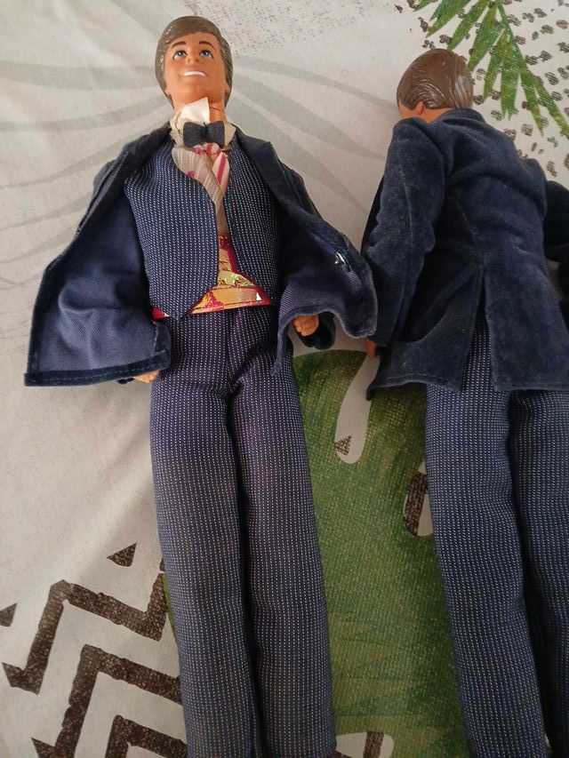 2 Muñecos Ken Colección Traje Completo