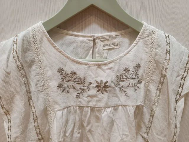 Camiseta blanca bordada