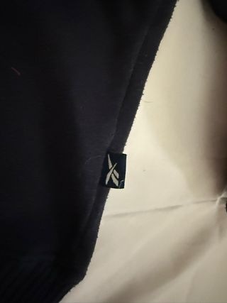 Sudadera Reebok negra con cremallera