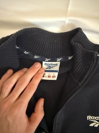 Sudadera Reebok negra con cremallera