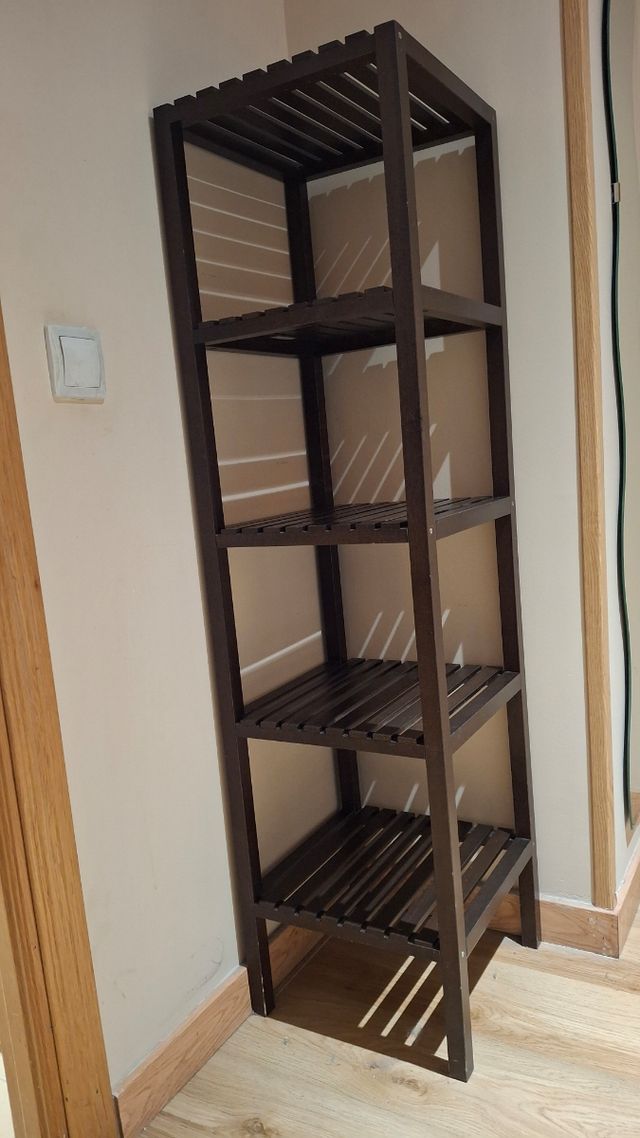Estantería de madera oscura Ikea