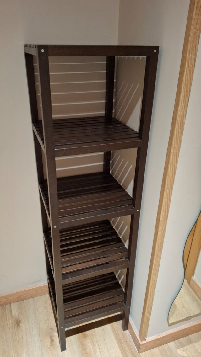 Estantería de madera oscura Ikea