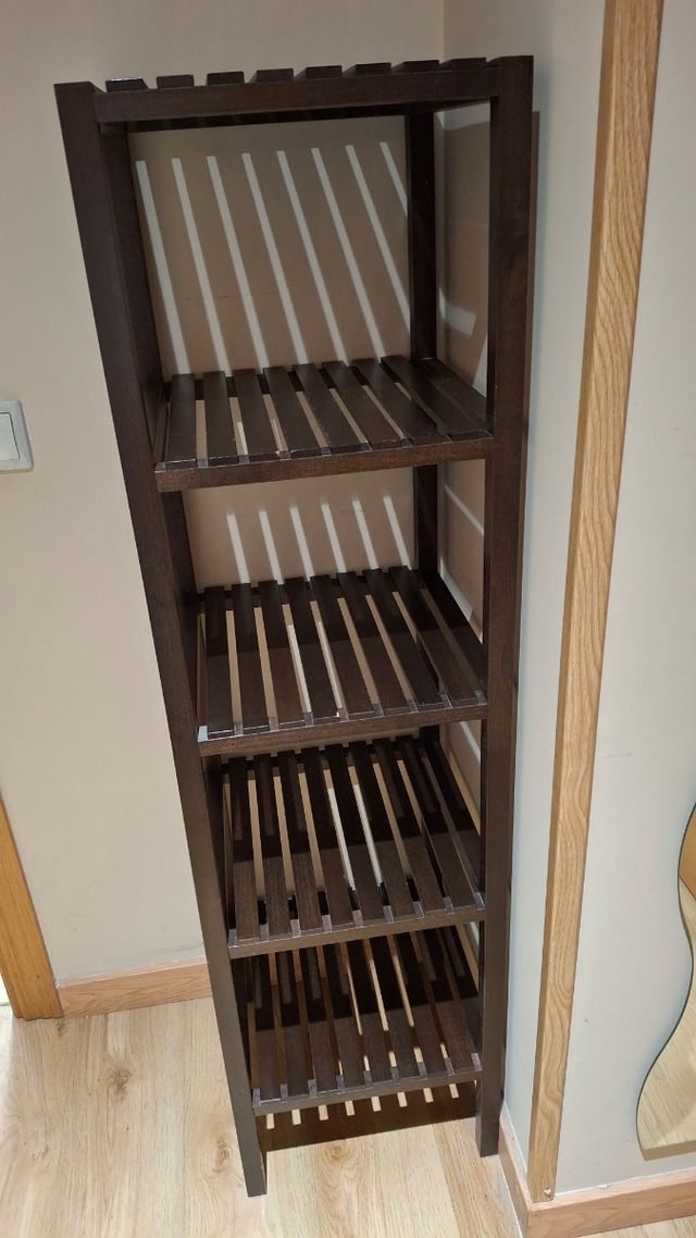 Estantería de madera oscura Ikea