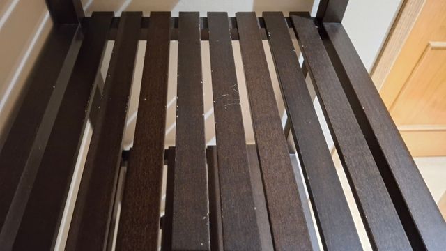 Estantería de madera oscura Ikea