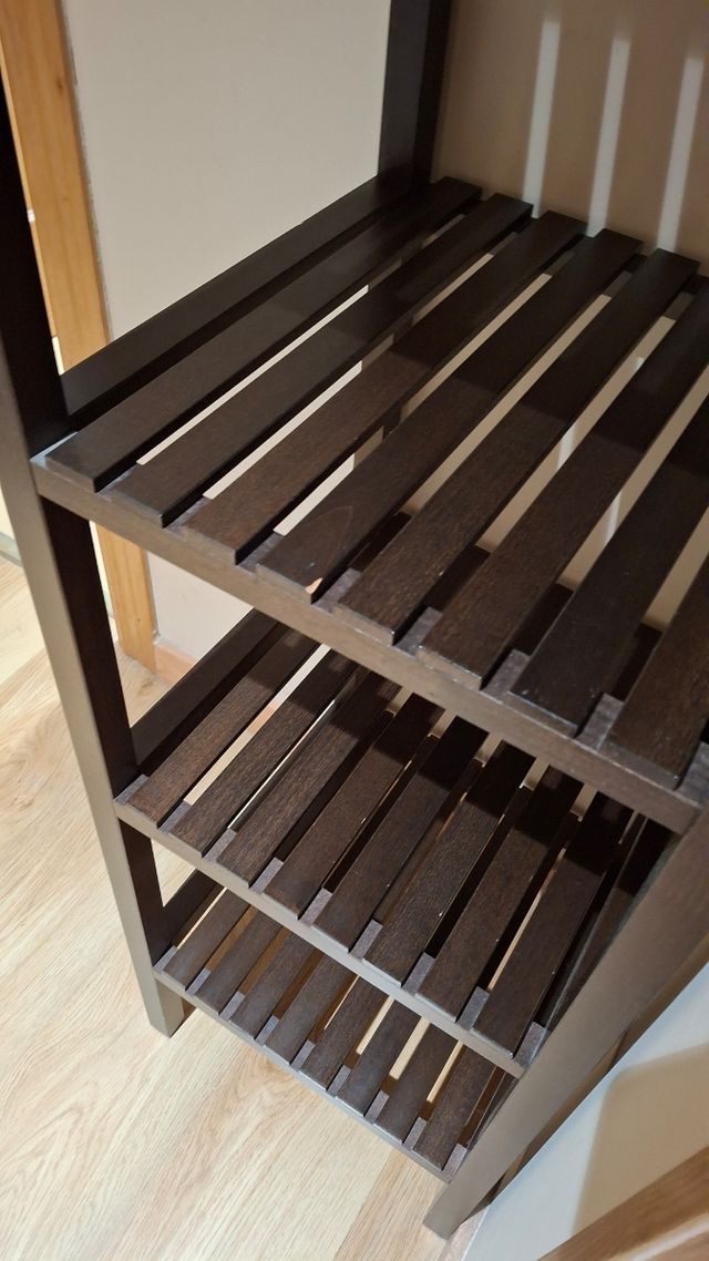 Estantería de madera oscura Ikea