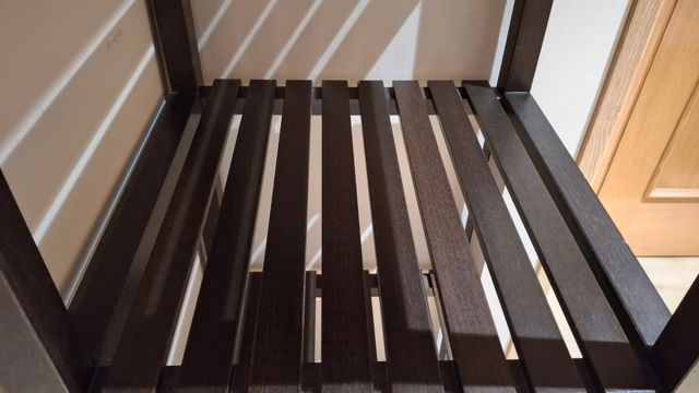 Estantería de madera oscura Ikea