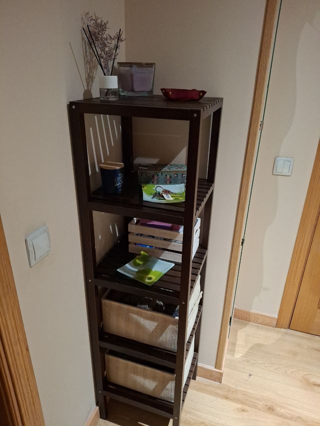 Estantería de madera oscura Ikea