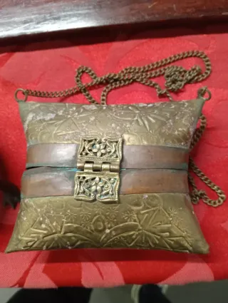 Antiga bolsa de cobre com corrente