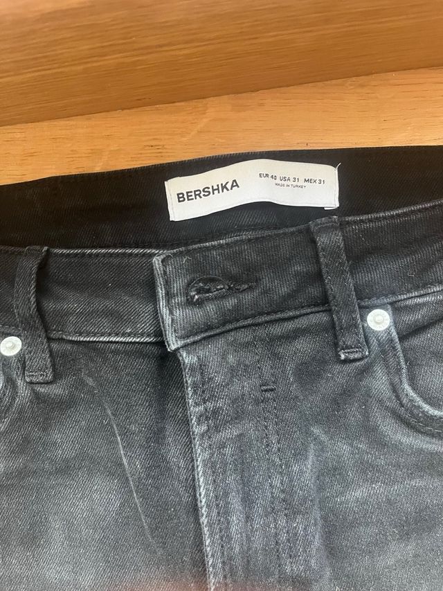 Pantalón vaquero Bershka negro roto Talla 38