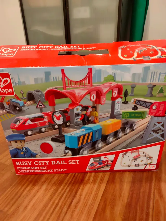 Circuito de tren Hape Busy City Rail Set
