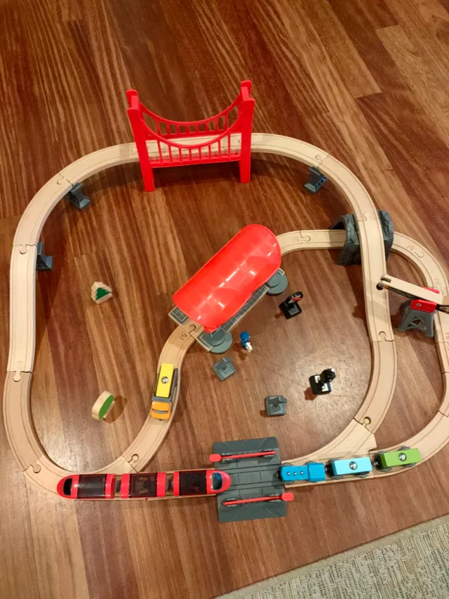 Circuito de tren Hape Busy City Rail Set