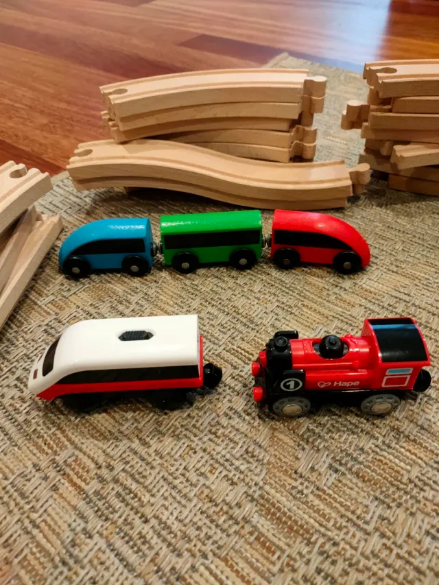 Circuito de tren Hape Busy City Rail Set